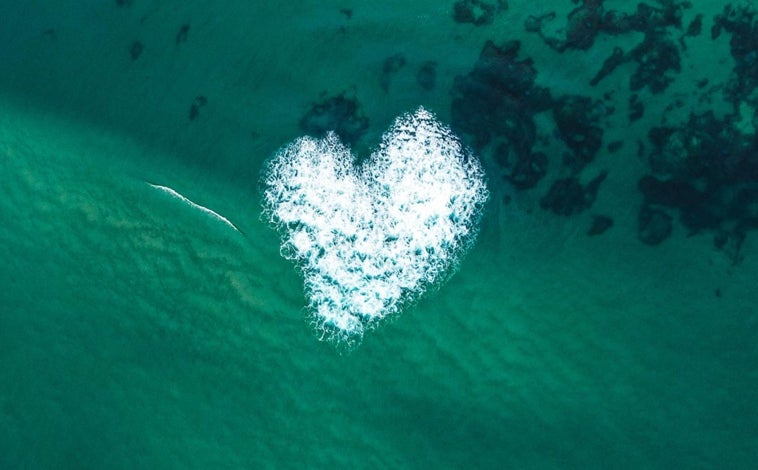 Imagen principal - Juanma Brioso lleva sus impresionantes fotografías aéreas de playas al ciclo &#039;DoceMásUno en el UNO&#039;