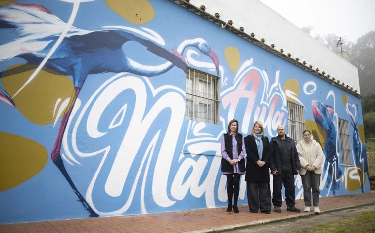 Imagen principal - Manomatic, la alcaldesa de Huelva y la concejal de Juventud visitan el mural del artista onubense en el Aula de la Naturaleza