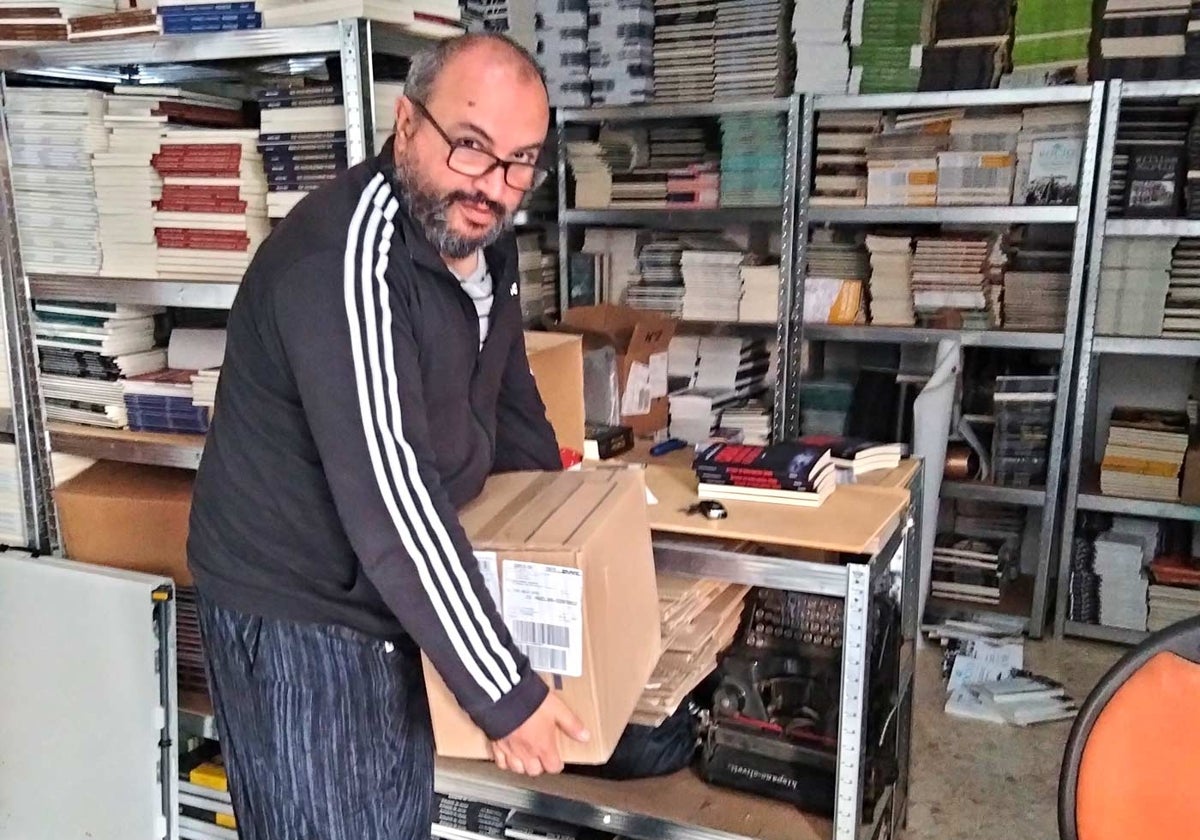 Rafa Pérez, entregado al postureo, posa cargando una caja de libros