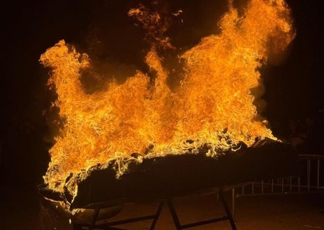 Imagen secundaria 1 - El Choco arde en la despedida del Carnaval Colombino pese a la lluvia