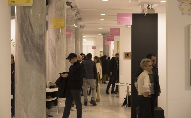 Imagen principal - Vista general de la feria / una visitante fotografía una obra de Nieves González / La Galería 'El Sitio Eléctrico'