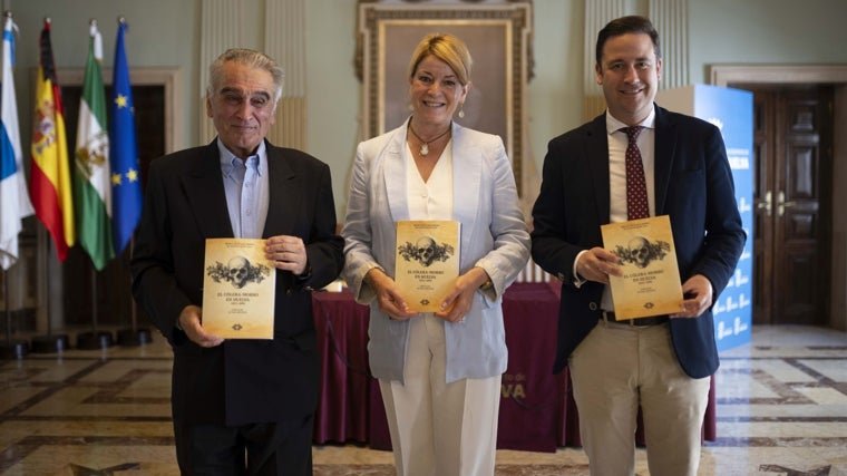 La alcaldesa de Huelva y el concejal de Cultura en la presentación del libro esta mañana en el consistorio onubense