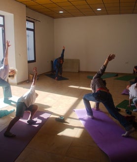 Imagen secundaria 2 - Ambiente en los puestos de artesanía y un food truck / Clase de yoga