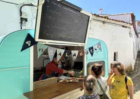 Imagen secundaria 1 - Ambiente en los puestos de artesanía y un food truck / Clase de yoga