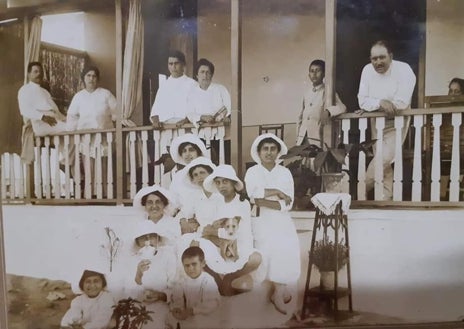 Imagen secundaria 1 - 10. Recepción de un trofeo junto al doctor Estefanía, a su derecha, y Paco Fernández Cárdenas, judoca y también gran jugador de ajedrez onubense / Sus bisabuelos, abuelos, padres y tías aún niñas en una foto de la Punta Umbría que permanece solo en el recuerdo / Con Yayo, su mujer, su apoyo y su gran amor