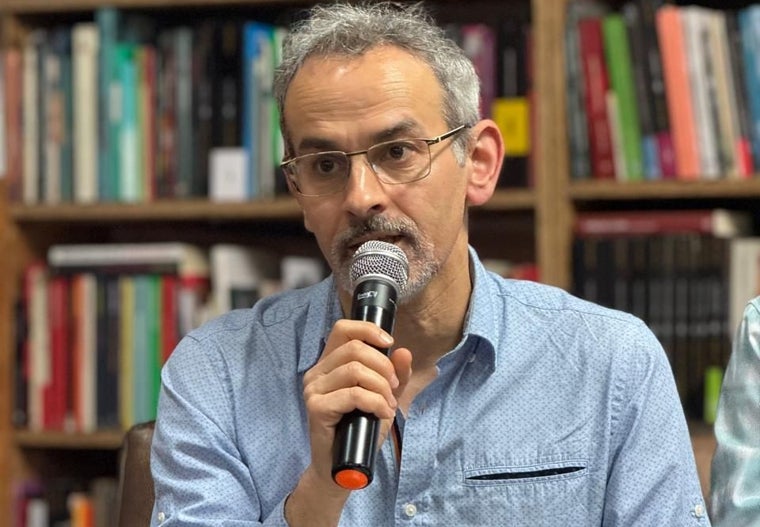 Antonio Pérez Río: «La poesía nos salva del ritmo inhumano en el que vivimos»
