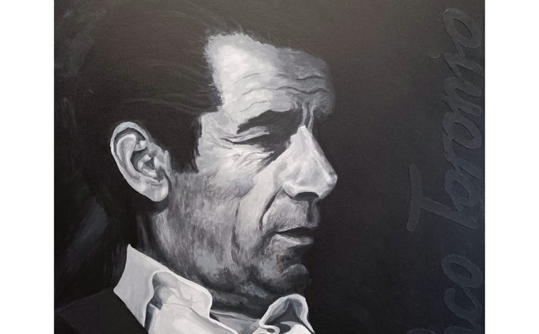 Imagen principal - Retrato de Paco Toronjo, la artista Lucía Oliveros y el cartel de la exposición