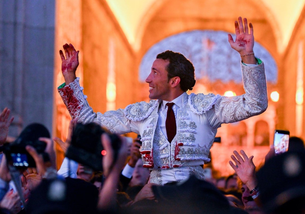 David de Miranda abrió la Puerta del Príncipe de la Real Maestranza de Sevilla