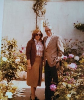 Imagen secundaria 2 - Pilar, con Juan Manuel Seisdedos, compañeros en el taller de Pedro Gómez y León Ortega / Pilar, con el pintor Faustino Rodríguez / Con Curro Garfias en su casa de Moguer