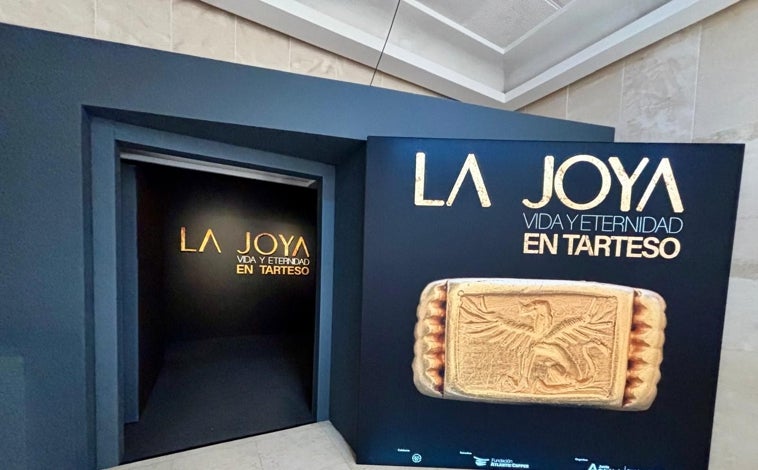 Imagen principal - A la entrada de la exposición se muestra la imagen del conocido anillo de la tumba número 5 con el grifo de alas extendidas / El inolvidable arqueólogo onubense / Vasija en forma de olla que lleva a una idea simplista sobre el topónimo La Joya