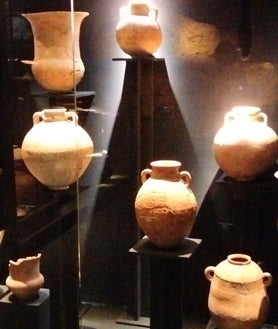 Imagen secundaria 2 - Objetos personales de Juan Pedro Garrido Roiz / Dos de las piezas más reproducidas del museo de Huelva, jarro zoomorfo y recipiente de alabastro / Algunas vasijas no habían sido expuestas con anterioridad