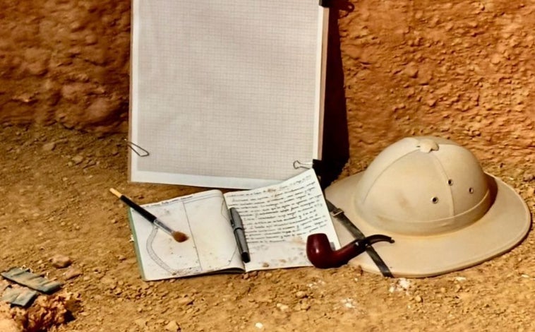Imagen principal - Objetos personales de Juan Pedro Garrido Roiz / Dos de las piezas más reproducidas del museo de Huelva, jarro zoomorfo y recipiente de alabastro / Algunas vasijas no habían sido expuestas con anterioridad