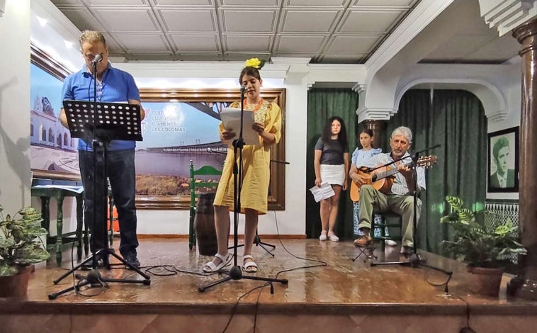 Imagen principal - Homenaje a los mayores por fandangos en La Tertulia Flamenca de Las Colonias