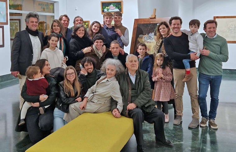 La artista con su extensa familia
