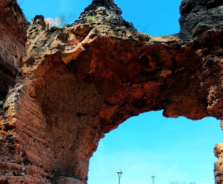 Patrimonio en peligro: La Puerta del Embarcadero de Niebla, al borde del colapso definitivo