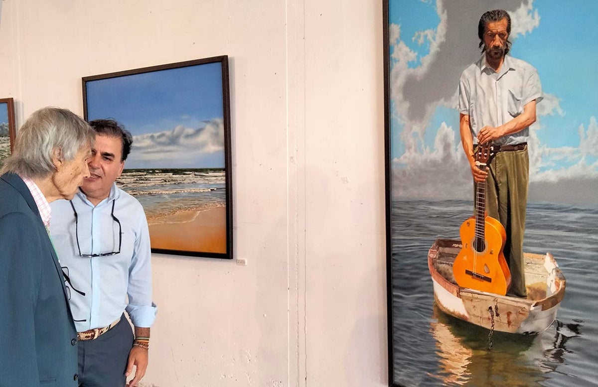 El artista junto al alcalde, José Carlos Hernández Cansino, en la inauguración