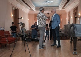 Jesús Garrido, director del documental, conversa con el juez Baltasar Garzón