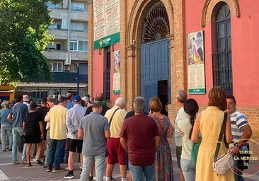 Toros en Colombinas: Largas colas en el primer día de venta de entradas sueltas en la plaza de La Merced