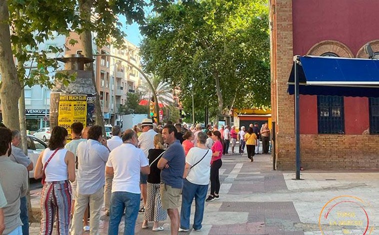 Imagen principal - Toros en Colombinas: Largas colas en el primer día de venta de entradas sueltas en la plaza de La Merced