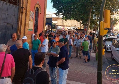 Imagen secundaria 1 - Toros en Colombinas: Largas colas en el primer día de venta de entradas sueltas en la plaza de La Merced