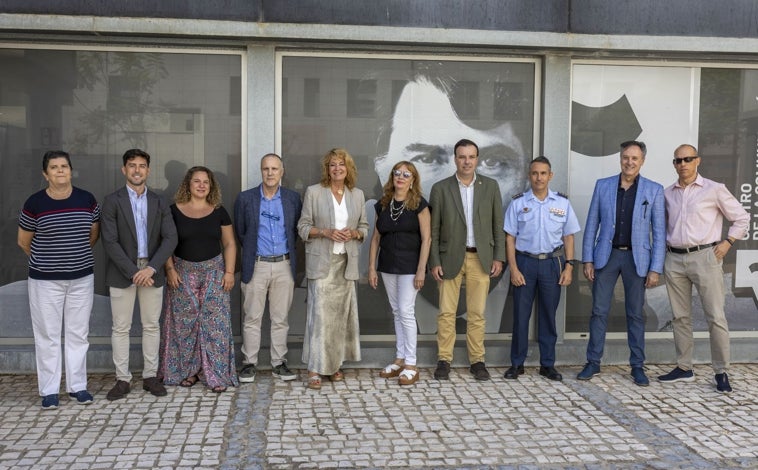 Imagen principal - Ya se puede visitar la exposición que muestra «la huella de Hermida en Huelva»