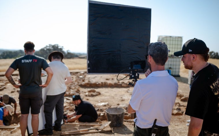 Imagen principal - Rodaje en la excavación de la ciudad tartésica de Tejada la Vieja