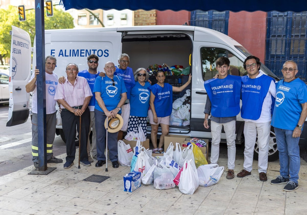 Voluntarios del Banco de Alimentos, a las puertas de la plaza de la Merced