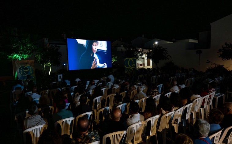 Imagen principal - Dani Mantero recibe el Molino de Honor en la apertura del sexto Festival de Cine La Sansilvestrale