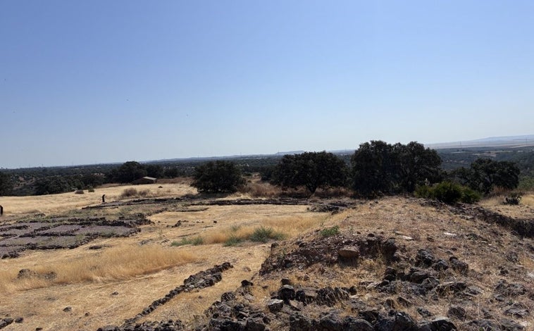 Imagen principal - Dos partes de la muralla de Tejada la Vieja