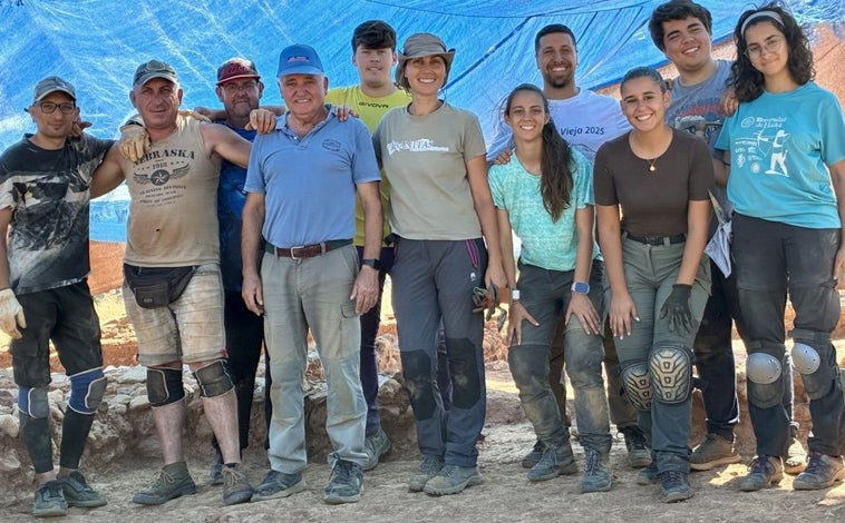Imagen principal - El equipo de excavación, posando y trabajando. Alberto, con la camiseta de Tejada que han diseñado