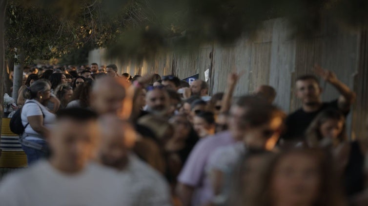 Locura para el concierto de Manuel Carrasco en Isla Cristina: «Los primeros de la cola llevan aquí dos días»