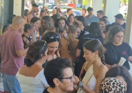 Imagen secundaria 1 - Miles de personas aguardando el momento de entrar en el concierto de Manuel Carrasco