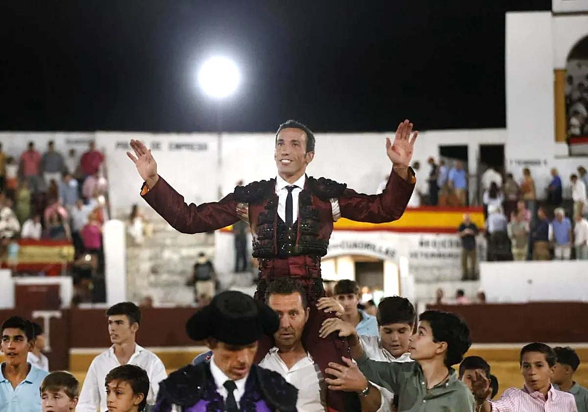 David de Miranda, saliendo a hombros