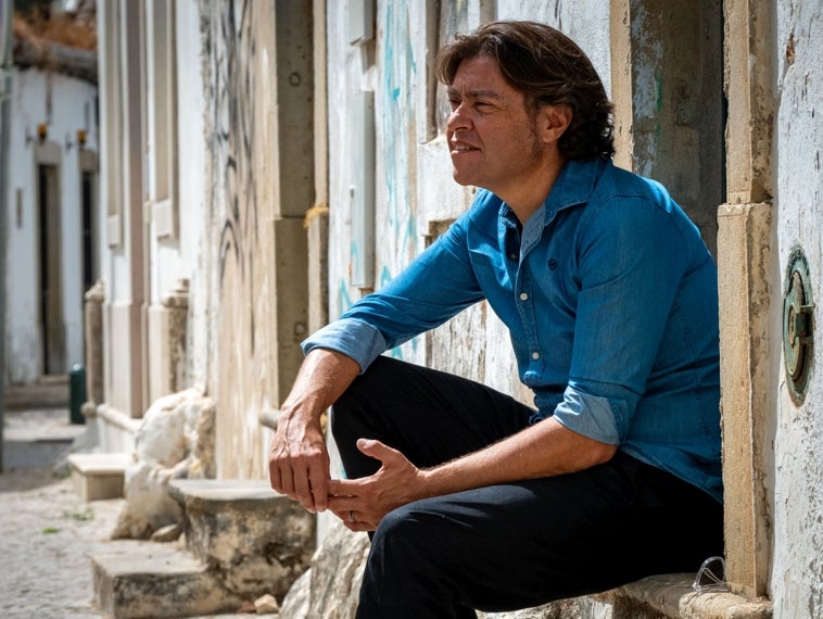 Imagen principal - César López Perea: «Mira que me gusta tocar la guitarra, pero las mejores sensaciones a nivel emocional son cantando»