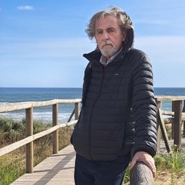 César Corpa, retratado junto al mar que hace más de 50 años le trajo a tierras onubenses