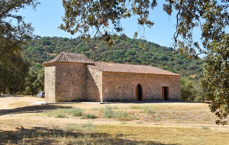 La ermita medieval de La Nava acoge la colección 'Lienzos danados', para concienciar sobre el cambio climático
