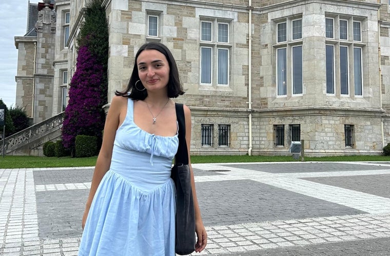 Elisa Fernández, ganadora del Premio Nacional de Poesía Joven: «El primer amor se parece muchísimo a las obsesiones pop de la adolescencia»