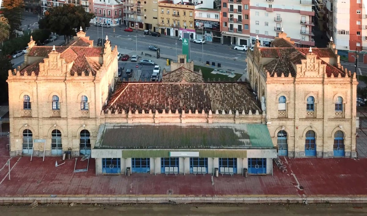 La antigua estación de Sevilla ya sin uso y antes del incendio