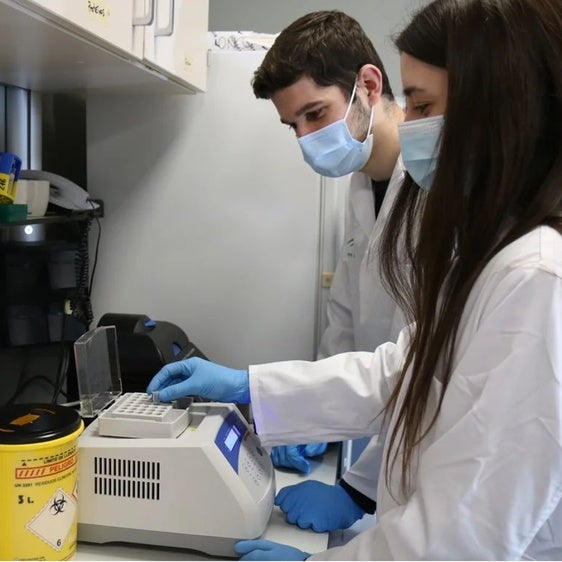 Foto de archivo de jóvenes investigadores