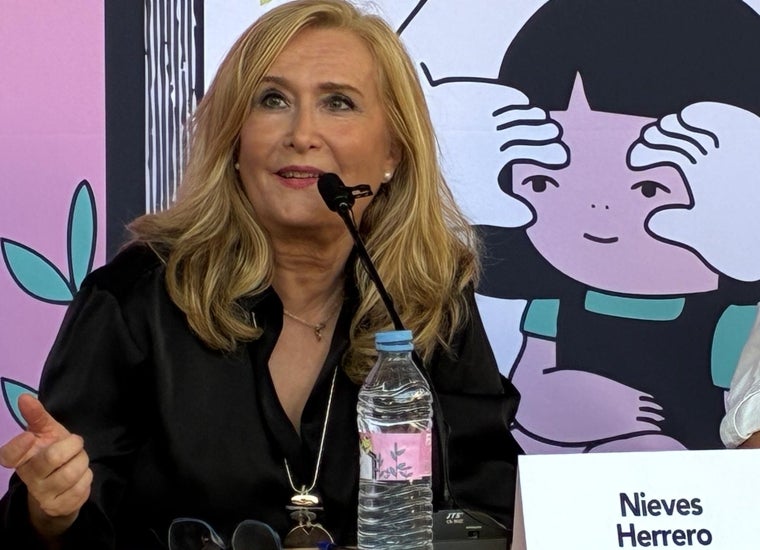 Nieves Herrero, en la Feria del Libro de Huelva: «No hay nadie que haya superado a Hermida»