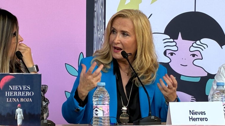 Nieves Herrero, en la Feria del Libro de Huelva: «No hay nadie que haya superado a Hermida»
