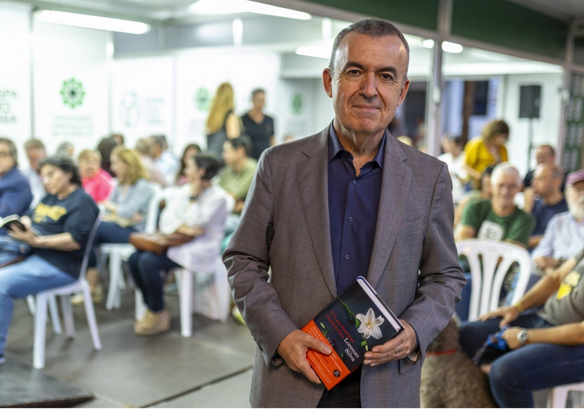 El escritor Lorenzo Silva, en la Feria del Libro de Huelva