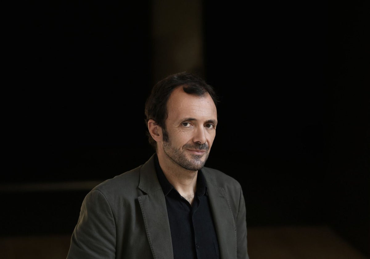 El escritor y periodista Isaac Rosa participa este miércoles en la Feria del Libro de Huelva