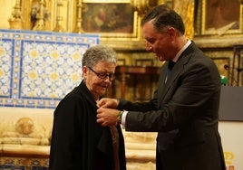 Rosario Cartes recibe emocionada el Perejil de Plata de la Fundación Zenobia-JRJ