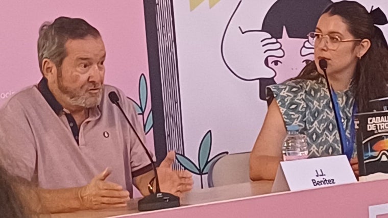 Segundo año seguido en el que J. J. Benítez acude a la Feria del Libro de Huelva