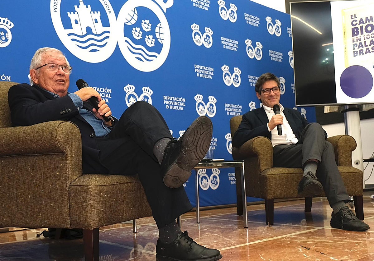 Fernando Jáuregui junto a Paco Reyero en el acto celebrado en la Diputación de Huelva