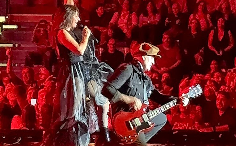 Imagen principal - Amaral comparte en Huelva la energía que alimenta las utopías