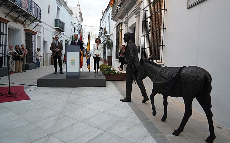 Imagen principal - Juan Ramón Jiménez y Platero vuelven a las calles de Moguer gracias a un conjunto escultórico