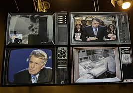 El comunicador onubense, en varios televisores antiguos