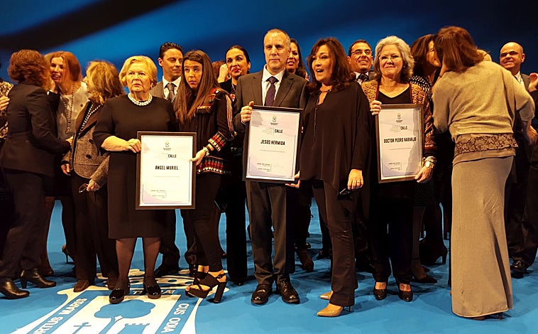 Imagen principal - Viuda e hijo de Hermida, cuando le concedieron una calle en Huelva / ARCHIVO FAMILIA HERMIDA